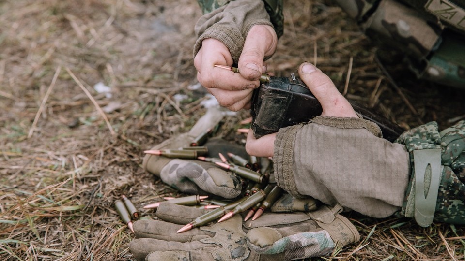 Боец несколько дней полз к позициям ВС РФ и удивил сослуживцев: в зоне СВО произошло настоящее чудо