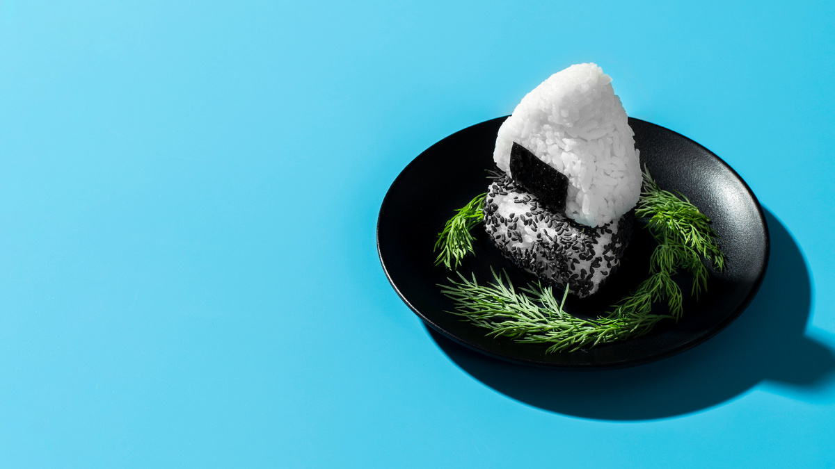 Изображение от freepik https://ru.freepik.com/free-photo/sushi-rice-black-plate-with-copy-space_5965886.htm#fromView=search&page=1&position=23&uuid=bed40c85-0f69-4eb5-b8c3-310f2ea3f2d8&query=%D0%BE%D0%BD%D0%B8%D0%B3%D0%B8%D1%80%D0%B8
