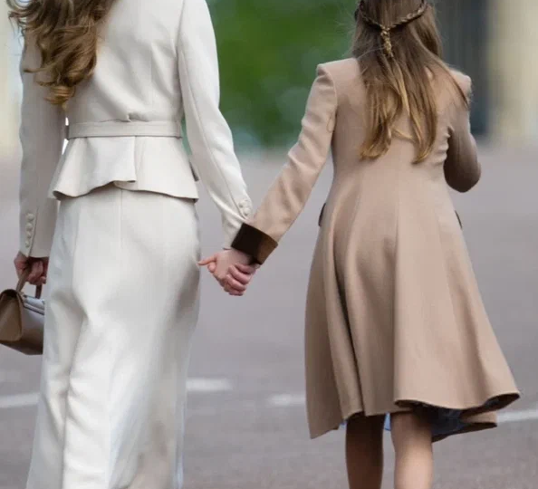 Те же на манеже: Кейт Миддлтон и ее пасхальный наряд