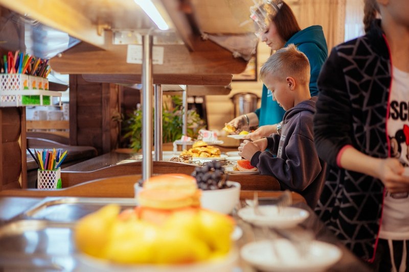 В отдых включено шестиразовое питание "шведский стол", каждый сам выбирает, сколько и что он хочет съесть 