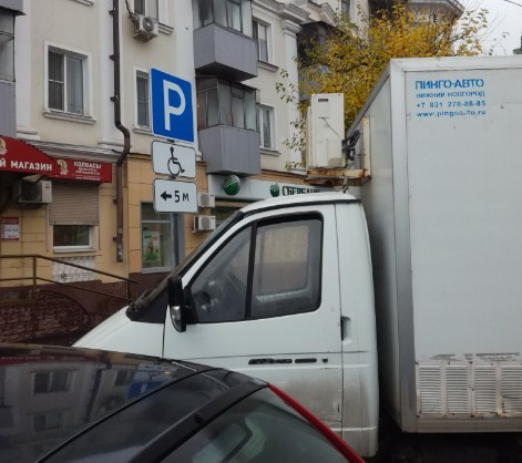 Обычное место у магазина превращается в "инвалидное" ближе к вечеру: что меняют на парковке и почему машину могут забрать внезапно?