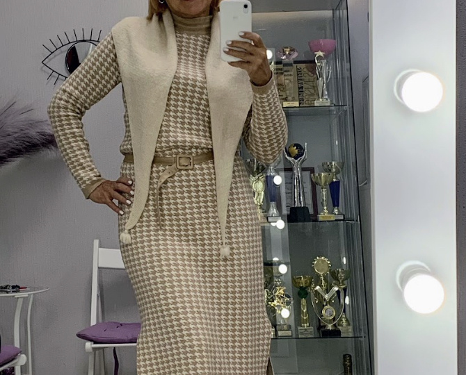 Сегодня косынка стала универсальным аксессуаром, который носят не только на голове, но и как шарф-бактус.