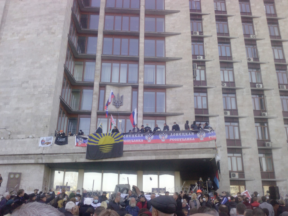Вот отсюда 07.04.2014 с балкона в третий раз и уже окончательно занятого накануне здания Донецкой ОГА, и была провозглашена Декларация независимости Донецкой Народной Республики. Даже трезубец ещё не успели снять.