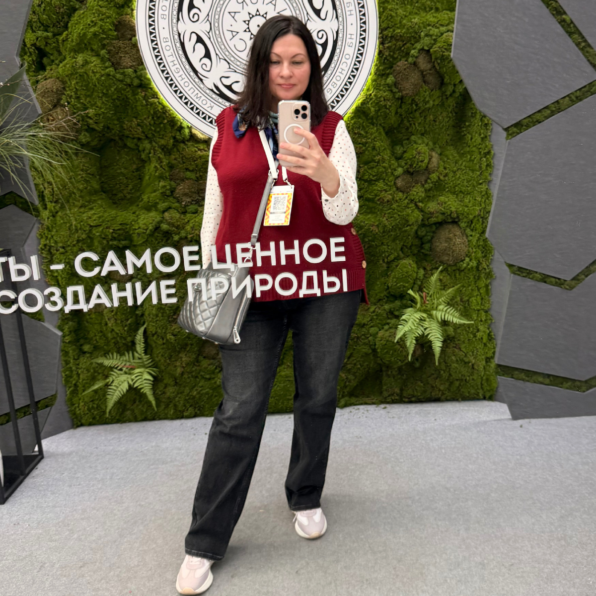 Фото в зеркале. Красивая фото зона, мало кто удержался от фото