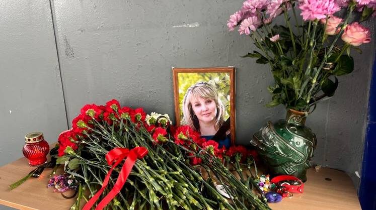    Анастасия Герасимова/ТАСС Пермский край. Добрянка. Стихийный мемориал около школы № 5, где произошло нападение на педагога