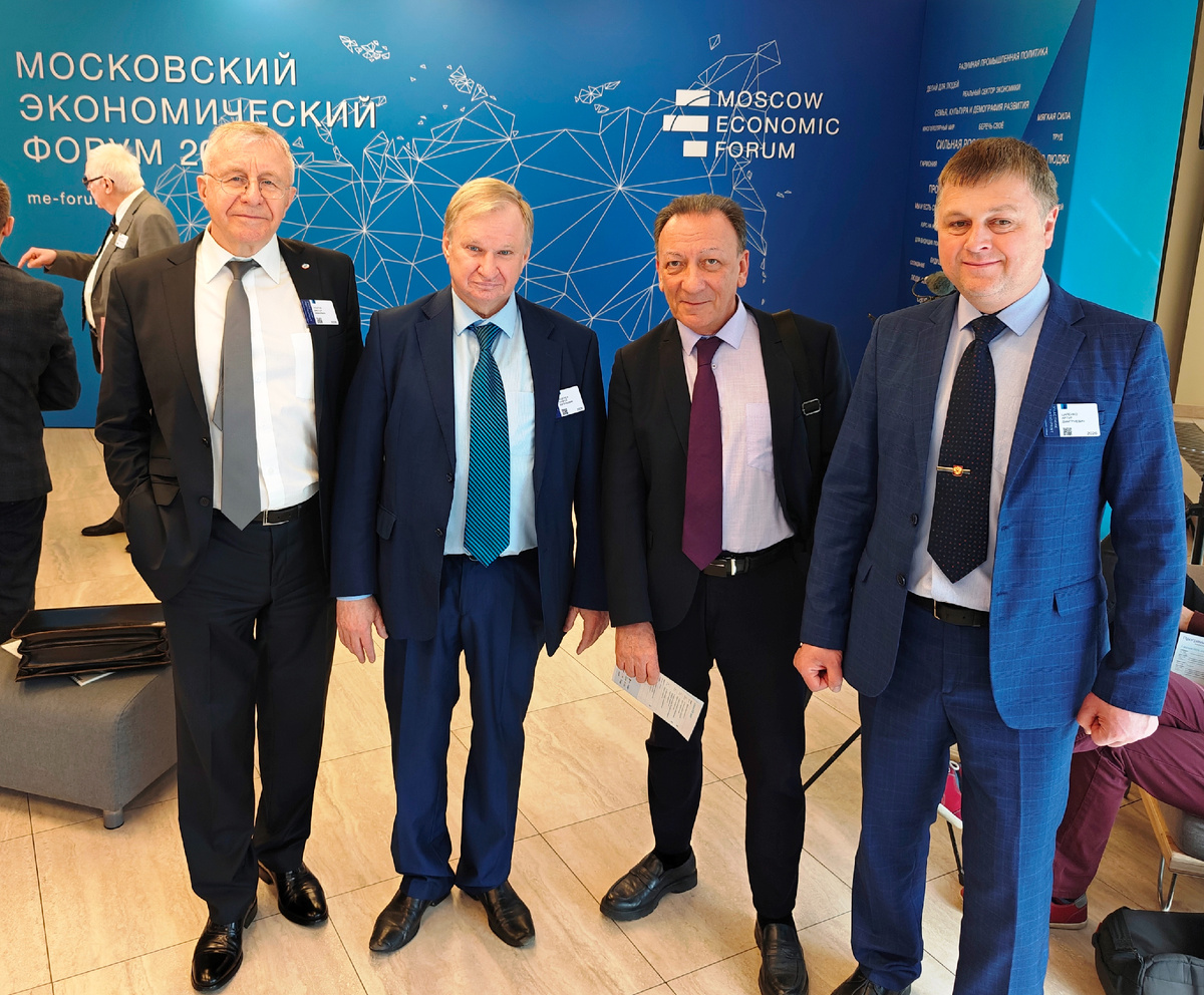 Слева направо: Виктор Иванович Осипов - Президент Российской Ассоциации стекольной промышленности, Президент МАП Андрей Евгеньевич Подёнок, Леонид Аркадьевич Злочевский - Президент Российского зернового союза, Артур Цапенко - советник Президента МАП по взаимодействию с Деловыми Советами. 