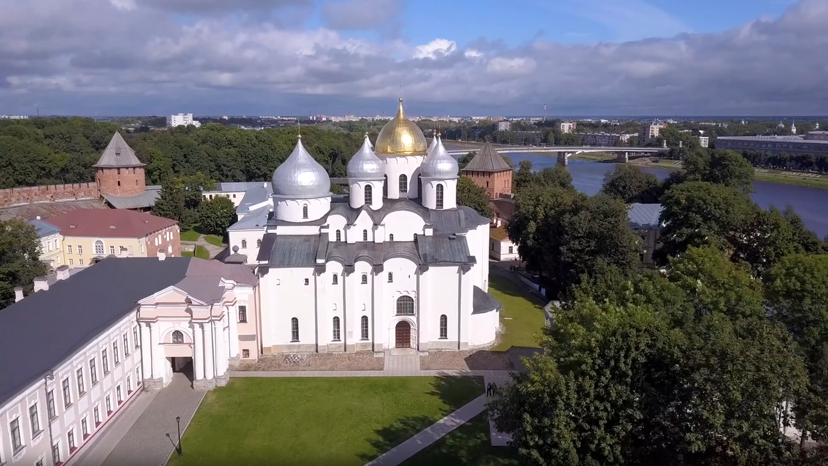 Софийский собор (1045–1050 гг.) в Великом Новгороде — старейший сохранившийся храм, построенный славянами. С этого ракурса хорошо видна его мощная пятиглавая структура и примыкающие корпуса Владычного двора.