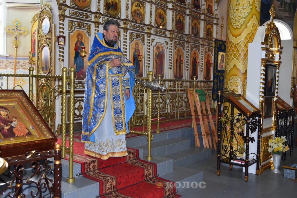    7 апреля 2026 год. Праздничное богослужение проводит протоиерей Виктор Зубов, настоятель Свято-Покровского храма Пресвятой Богородицы. Газета Колос