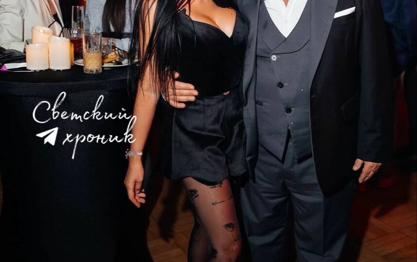 Бусики и трусики, это все, что нужно звезде рок-н-ролла.