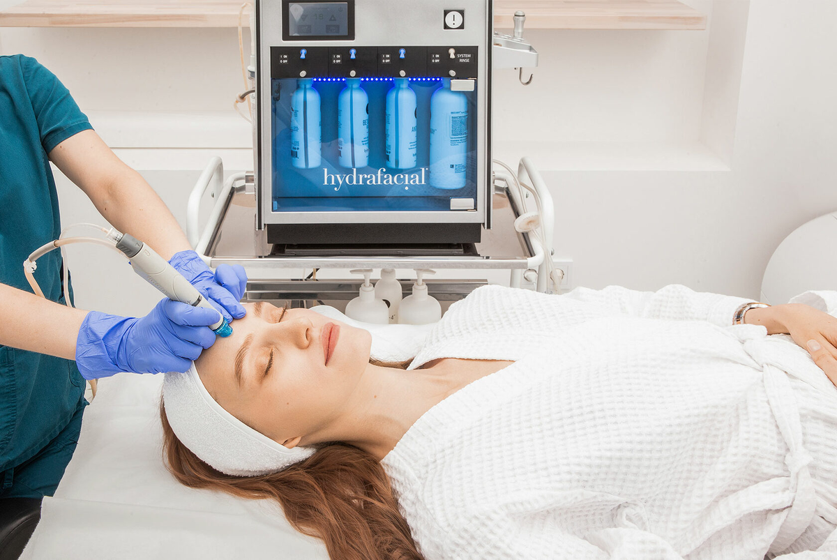 Первый этап HydraFacial — мягкое отшелушивание, которое открывает поры и готовит кожу к настоящей глубокой работе.