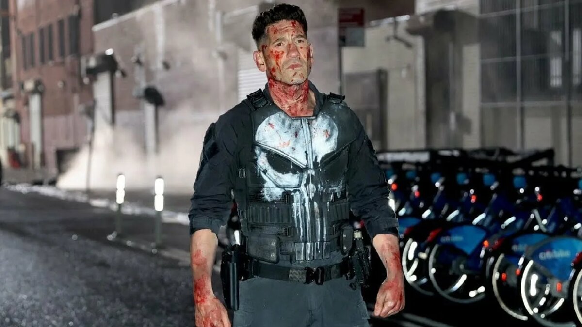На изображении представлен персонаж Каратель (The Punisher) из вселенной Marvel, сыгранный Джоном Бернталом.