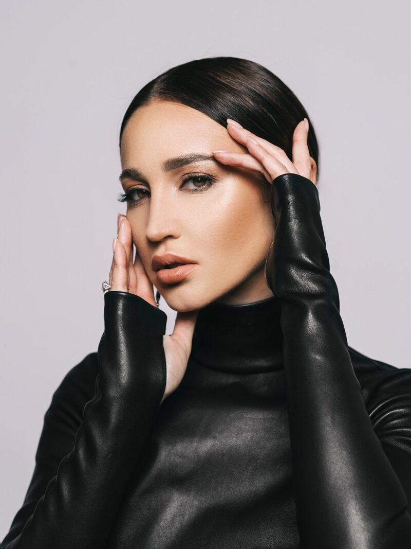    Сестра звезды, Ольга Бузова, также разделила радость.