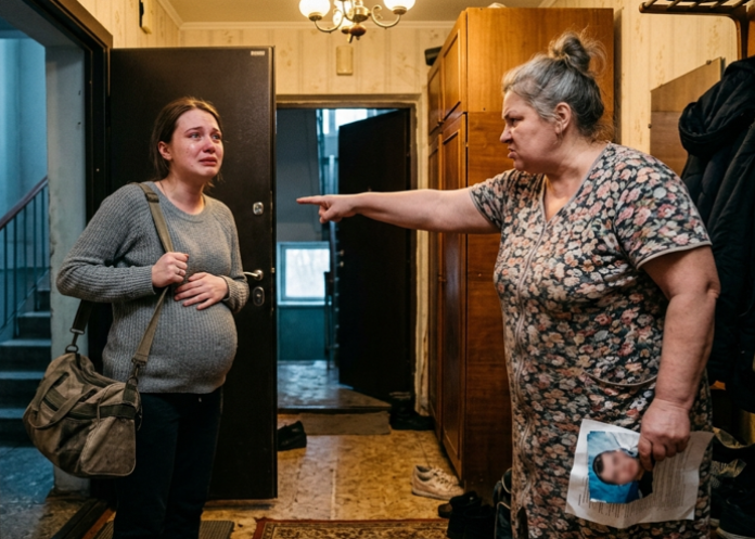 "Освобождай помещение" — свекровь выставила беременную невестку на улицу