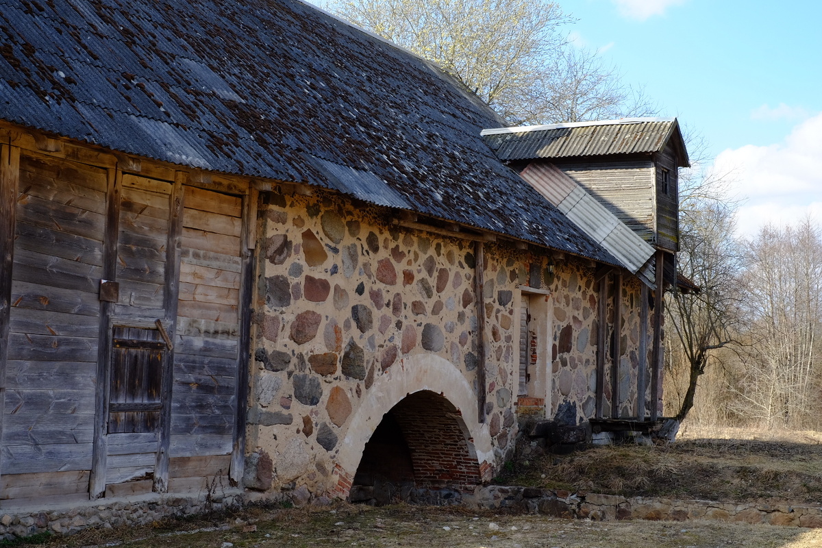 Мельница была построена в 1859 году. Это делает её одной из старейших промышленных построек в регионе. Фото автора.
