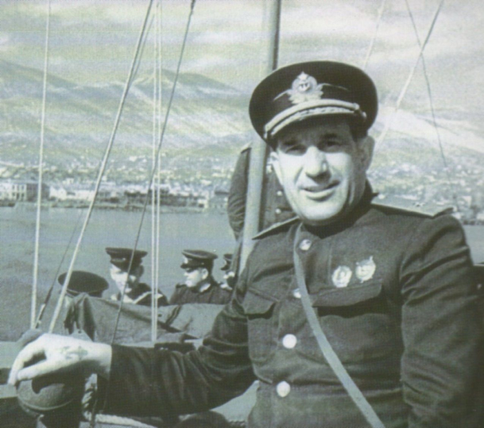 Контр-адмирал Холостяков у берегов Цемесской бухты 1943 год