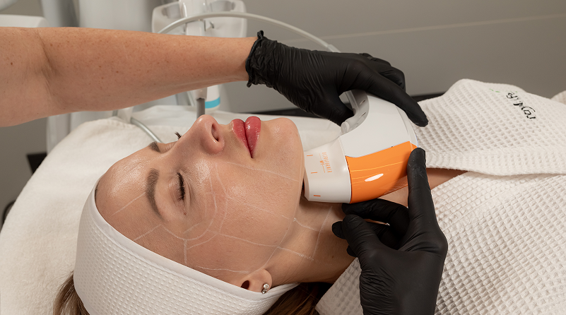 SMAS-лифтинг работает на той же глубине, что и хирург — только без разрезов, анестезии и недель восстановления.