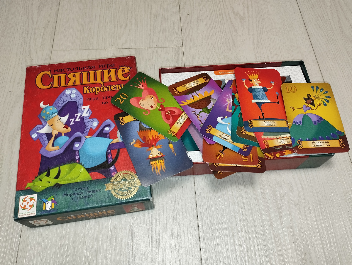 Наша коробка уже изрядно пообтрепалась. Надо было брать делюкс версию в жестяной коробке