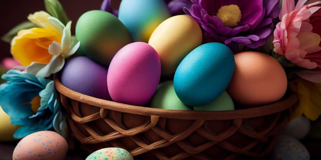 Чай каркаде создаёт космические оттенки: как красиво разукрасить яйца на Пасху