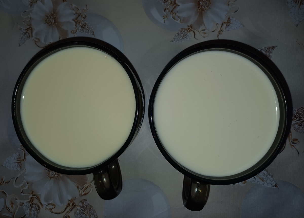 Вроде даже на фото видно что молозиво отличается цветом от молока