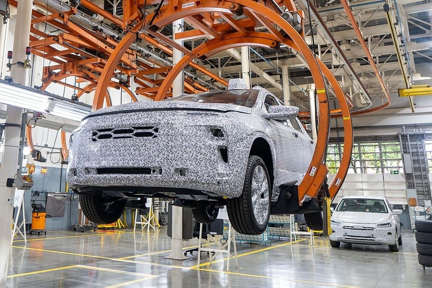    Кроссовер Chevrolet Sonic. О модели на заднем плане в GM информации не предоставили