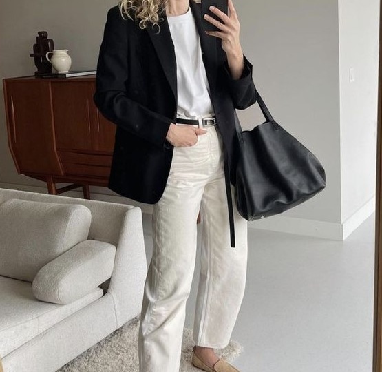 На смену белым кроссовкам приходят женственные замшевые лоферы