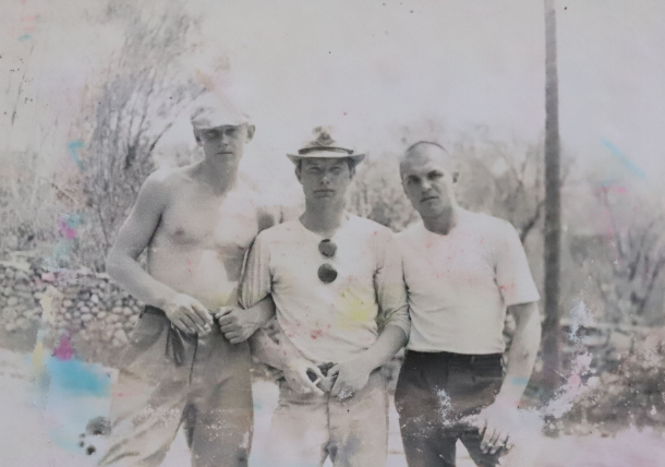 Военнослужащий ПВ КГБ СССР А. Белоусов со своими сослуживцами