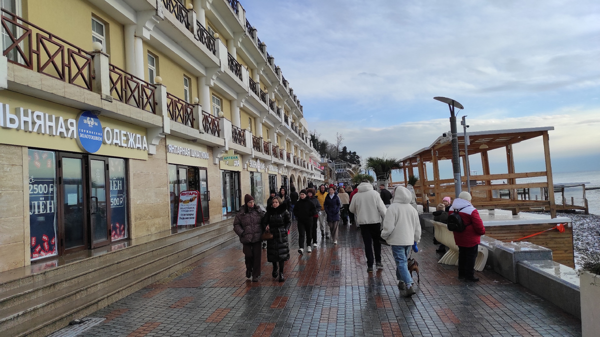 Типичная картина в Сочи, даже в холодное время, в январе: какой-то рынок с видом на море. Летом ещё хлеще. Фото: Кирилл Полиенко / Polienko: путешествуем вдвоём