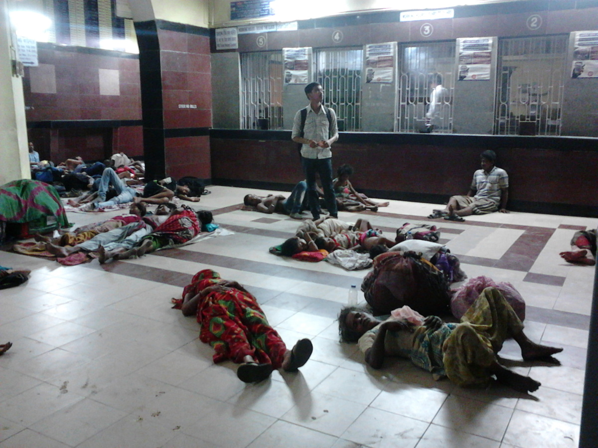 люди, спязие на вокзале, возле касс. Просто устали долго ждать видимо