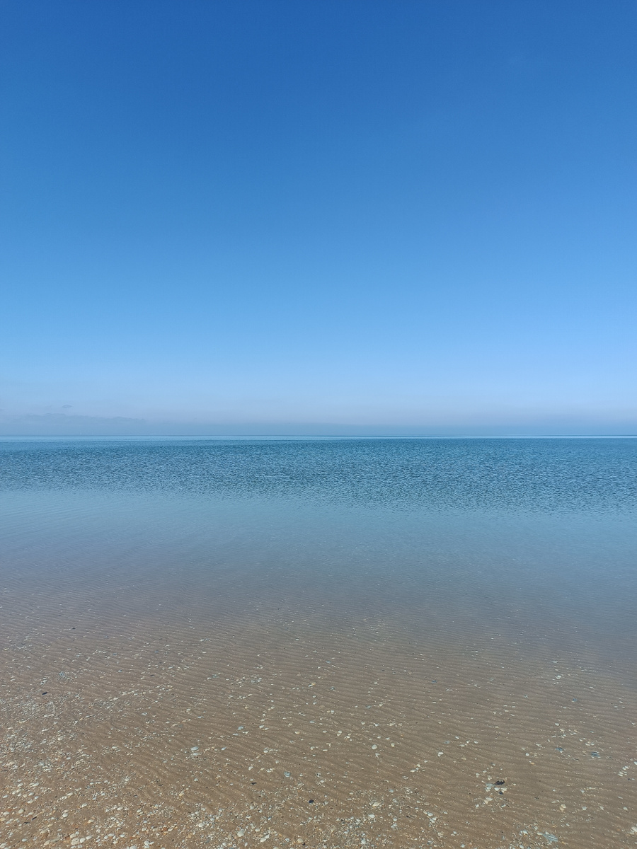 
💎 Природа пробуждается и воздух наполняется свежестью, море словно замирает в ожидании чуда...
Штиль — это не просто отсутствие волн, это особое состояние водной глади, когда она становится зеркалом для небес. В такие моменты море кажется безмятежным и мудрым, позволяя солнцу ласково касаться своей поверхности! 😌🌞😘🌊🌊🌊