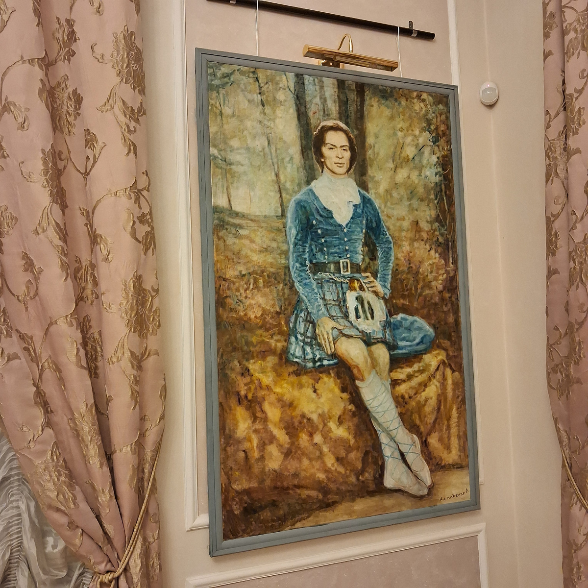 Портрет всемирно известного танцора Рудольфа Нуреева в музее Башкирского Государственного Академического театра оперы и балета. Фото автора. 