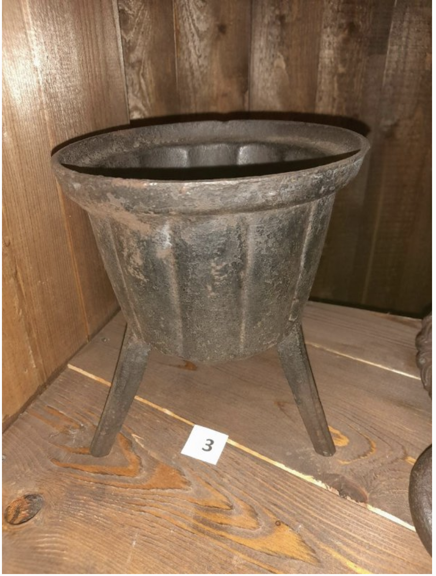 Форма для выпечки пасхального кулича на ножках чугунная XIX-XX век Муниципальное бюджетное учреждение культуры "Лысьвенский музей" (фото госкаталог.рф)