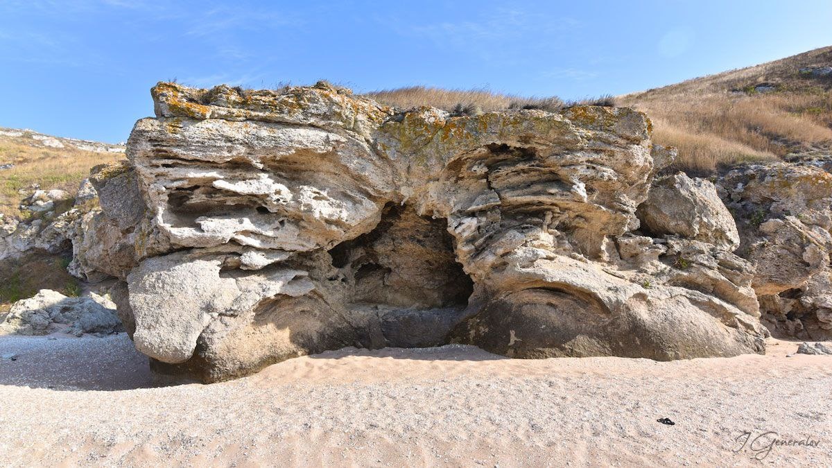 🧐 Знаете, почему мыс Казантип называют «дном котла»?
💡 Потому что с крымскотатарского именно так и переводится его имя!
Если взглянуть сверху, он напоминает гигантскую чашу диаметром 3–4 км, врезанную в Азовское море.
Его скалы — известняковые, степи — бескрайние, а пляжи — белоснежные, посыпанные измельчённой ракушкой. 🐚🐚

✅ Высота гряды местами доходит до 106 метров, но даже на «дне котла» вы окажетесь на 20–30 м над уровнем моря — так что виды открываются как в кино!
✅ Вода летом прогревается до состояния «парного молока», течений почти нет, штормов — тем более. Идеальное место, чтобы расслабиться под шум волн и пение местных птиц. 🌊 🐦

🏞 С 1998 года Казантип — природный заповедник, так что здесь всё серьёзно: трогать природу только глазами и камерой! 🤓🙂