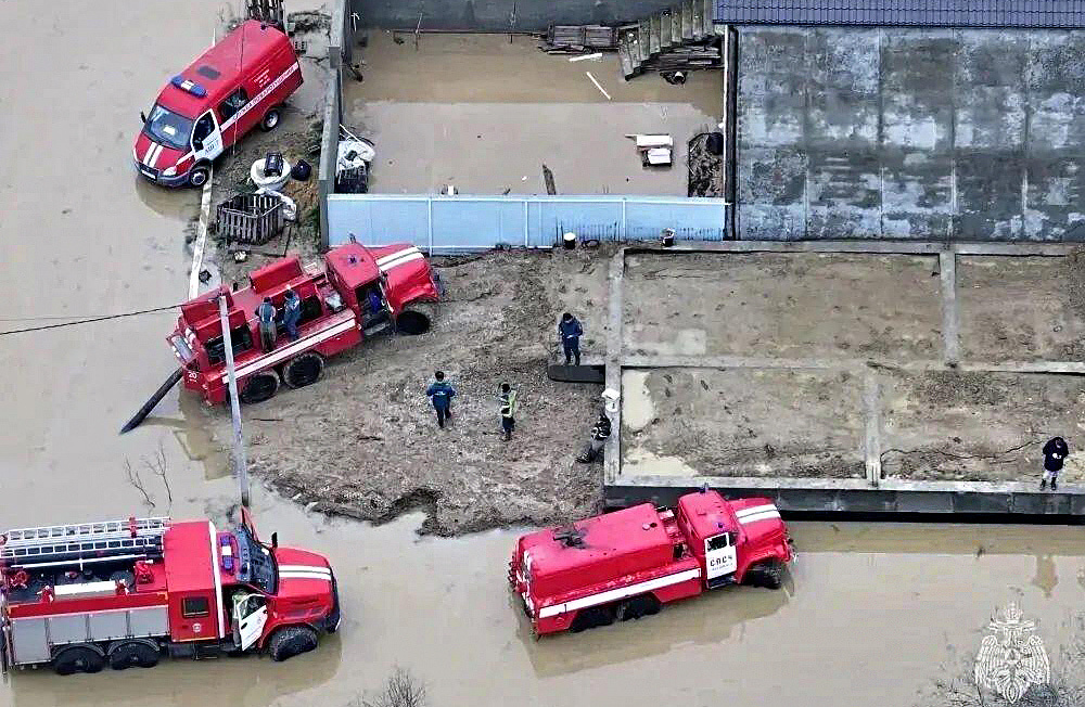     В Дагестане ликвидируют последствия наводнения, произошедшего в результате ливневых дождей, которые начались в конце марта. Десятки населенных пунктов оказались отрезанными от мира, в результате оползней разрушены дороги и мосты. Есть погибшие, пострадали тысячи жителей республики. Кадры катастрофы — в фоторепортаже BFM.ru    
 Фото: МЧС России