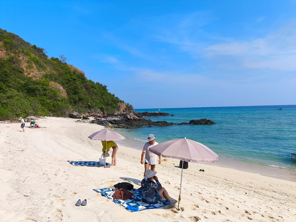 Пляж одного из необитаемых островов. Экскурсия.