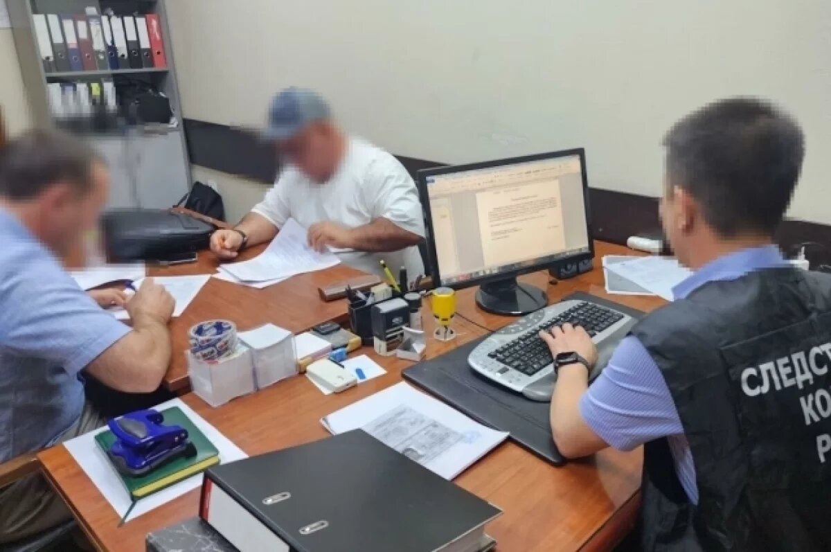    В КЧР экс-глава иммиграционного контроля за взятки регистрировал мигрантов