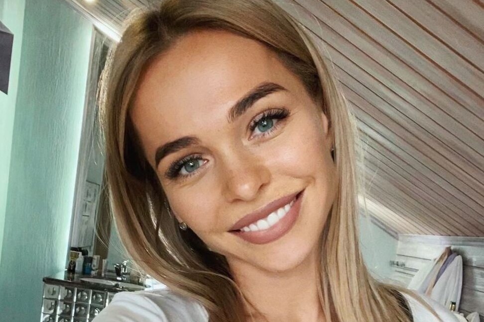     «Очень больно»: Анна Хилькевич нашла альтернативу пластической операции, чтобы убрать складки на животе