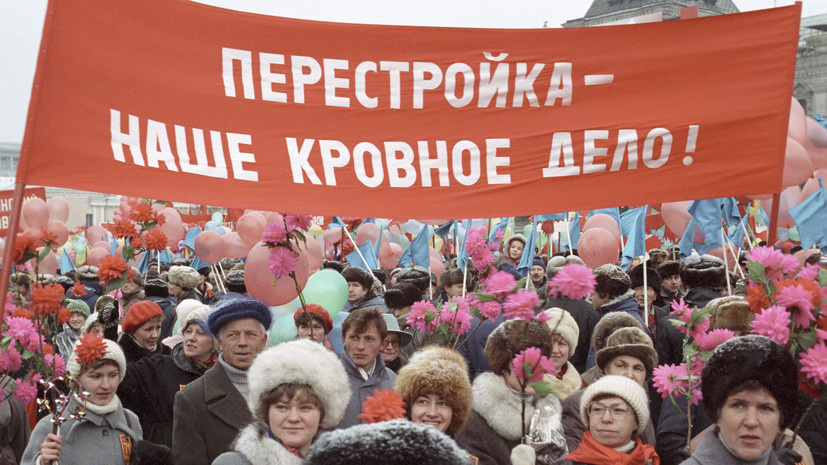     Участники демонстрации на Красной площади в день празднования 71-й годовщины Великой Октябрьской социалистической революции РИА Новости Юрий Абрамочкин