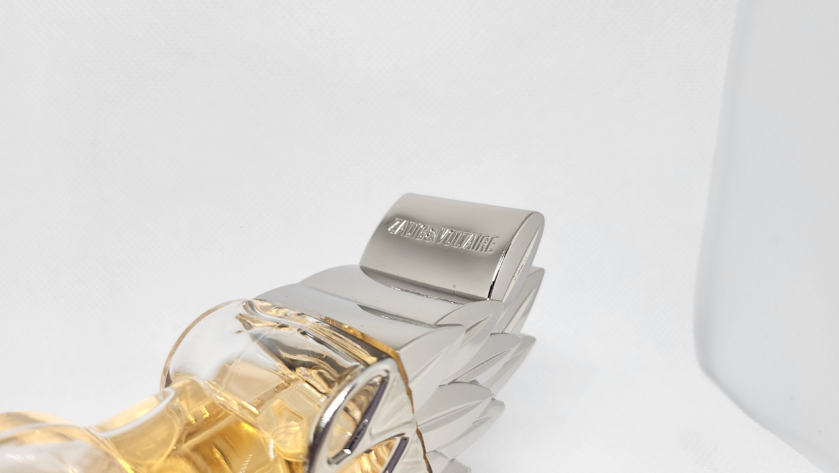 На крышке присутствует название бренда Zadig & Voltaire