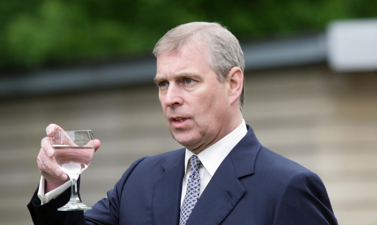 Это вода у него в бокале?