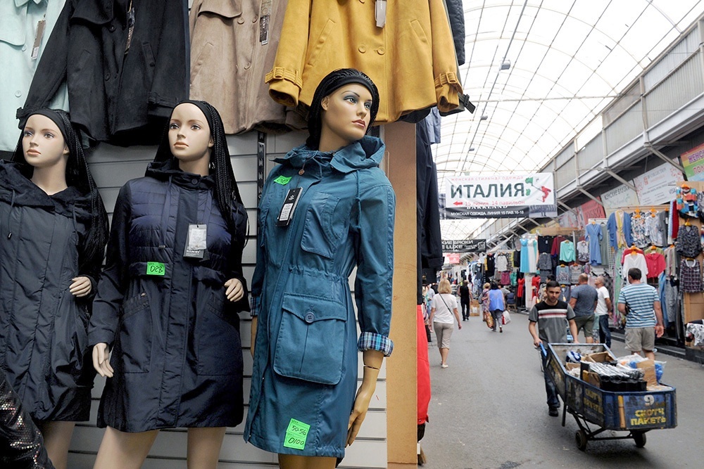    Подделки под брендовые товары продаются на рынке "Садовод" почти на каждом шагу. / Виктор Драчев / ТАСС