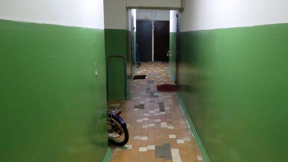 Подъезд в доме не убирают, а плату за уборку жильцам начисляют: как получить перерасчет