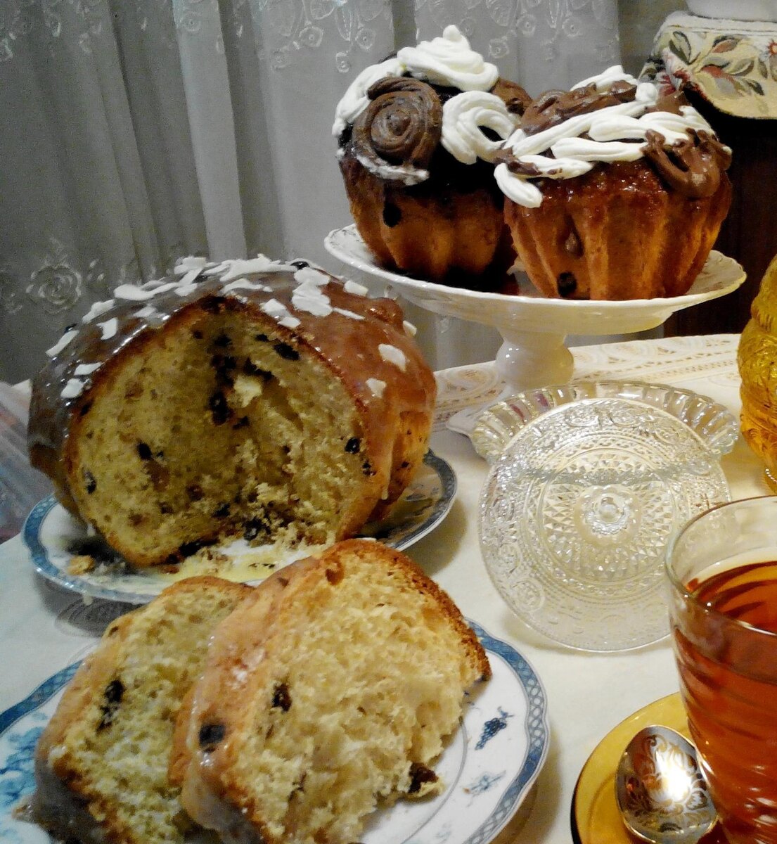 Куличи приготовленные по предложенному рецепту и украшеные взбитыми сливками и сливками с какао.