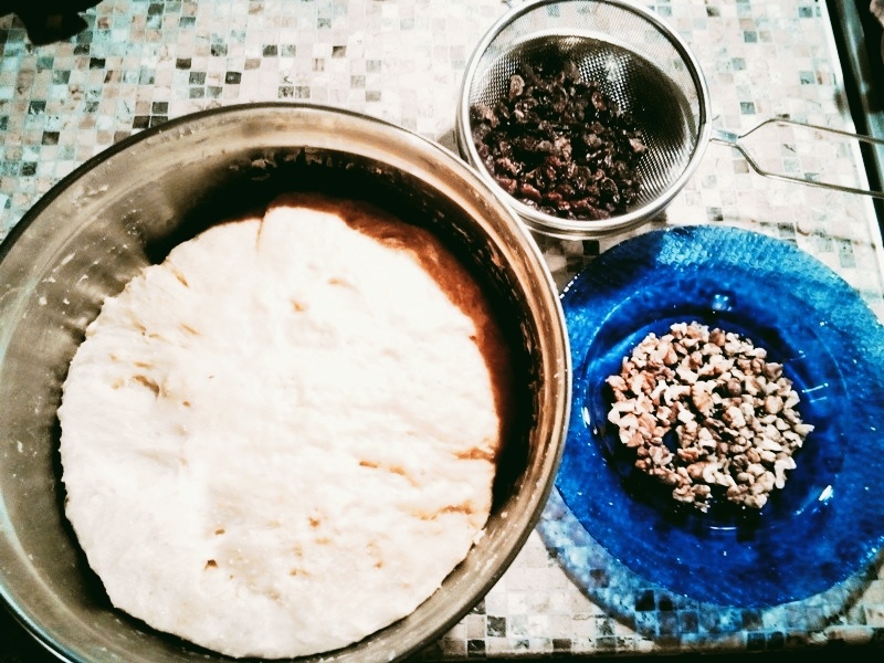 Тесто после второй расстойки и перед введением в тесто начинки из измельченных орехов и изюма.