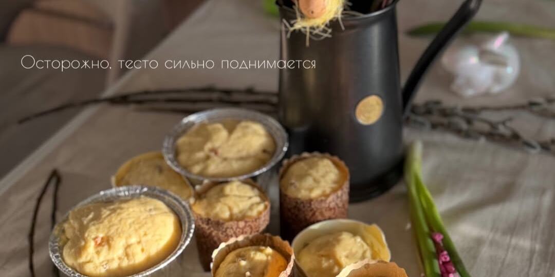 Кулич пасхальный! Не сухой, скорее наоборот) вкусный, даже без глазури)