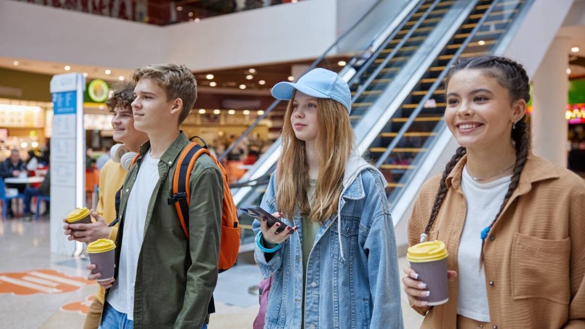    Для многих подростков торговые центры стали местом, где можно встретиться с друзьями без строгого контроля взрослых, но при этом в безопасности / Фото: Shutterstock