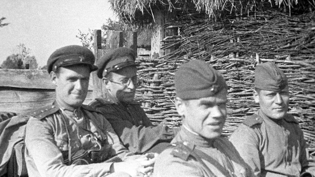    Василий Гроссман с коллегами-военкорами Олегом Кноррингом и Иваном Хитровым / Фото: Дмитрий Минскер / РИА Новости