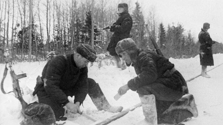  Партизаны Бочаров и Французов минируют железную дорогу под Малоярославцем во время Битвы за Москву / Фото: РИА Новости