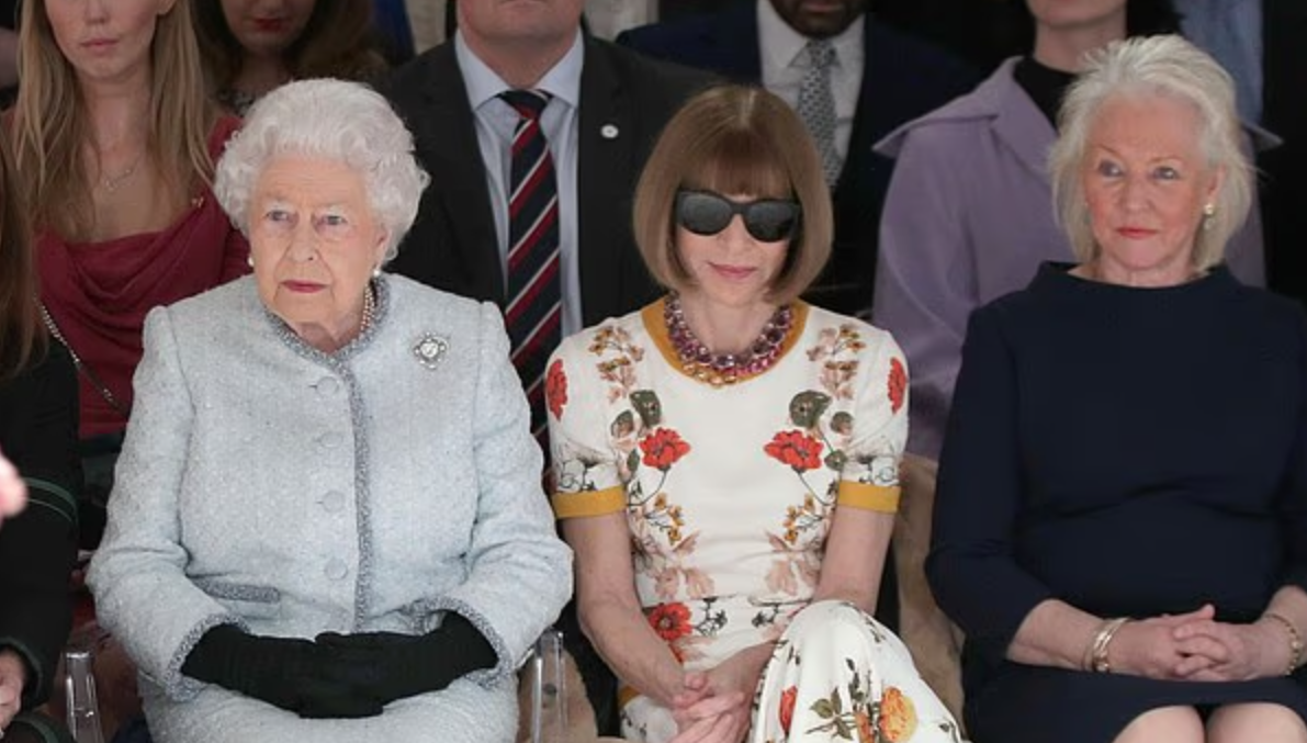 Анджела Келли (справа) с Элизабет (слева) и редактором Vogue Анной Винтур во время показа на Неделе моды в Лондоне в 2018 году.