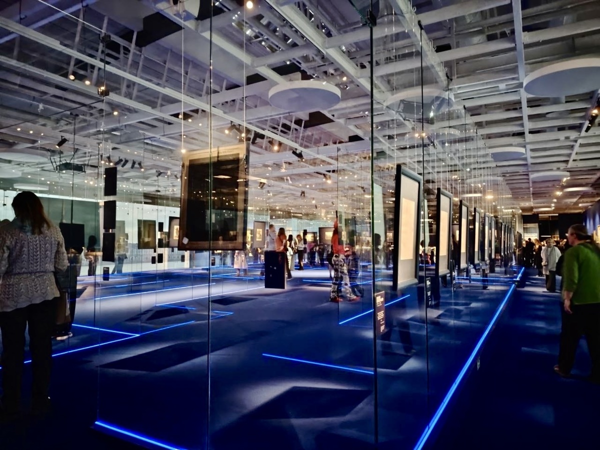 Очень современно выглядит экспозиция на втором этаже. Фотография сделана автором канала.