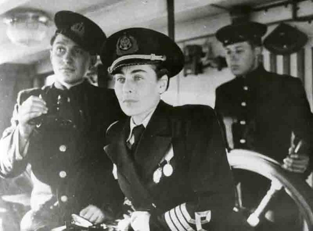 На мостике. В центре капитан Валентина Орликова. 1952 год. Фото из музея Арсеньева